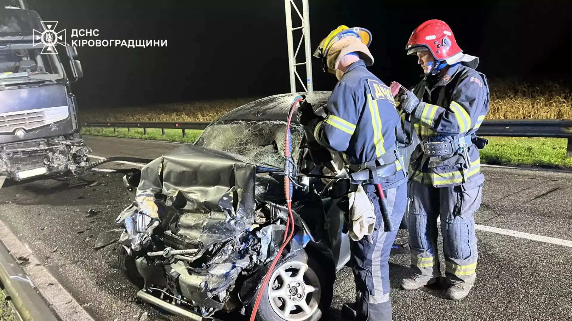 Вантажівка зіткнулася з легковиком: двоє людей загинули в ДТП на Кіровоградщині