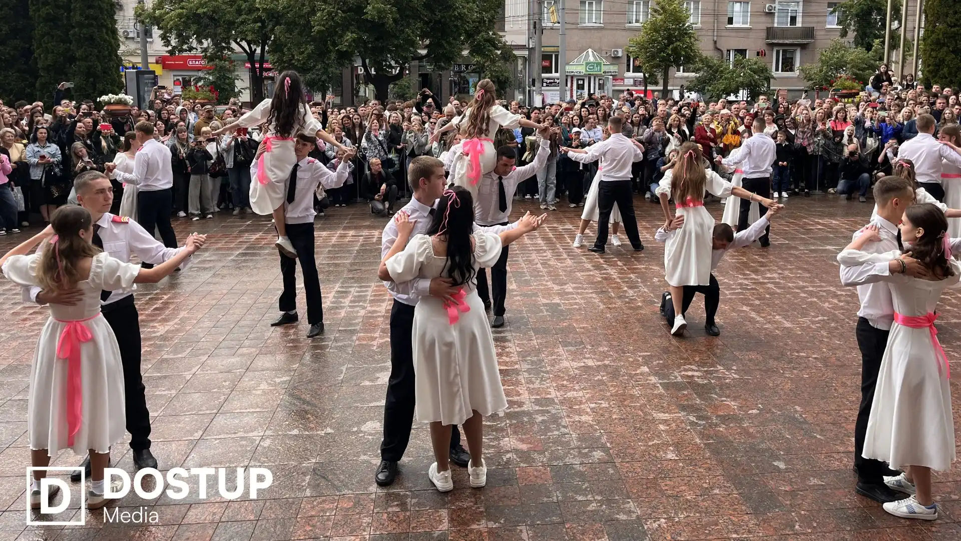 Фестиваль випускних вальсів відбувся у Кропивницькому (ФОТО)