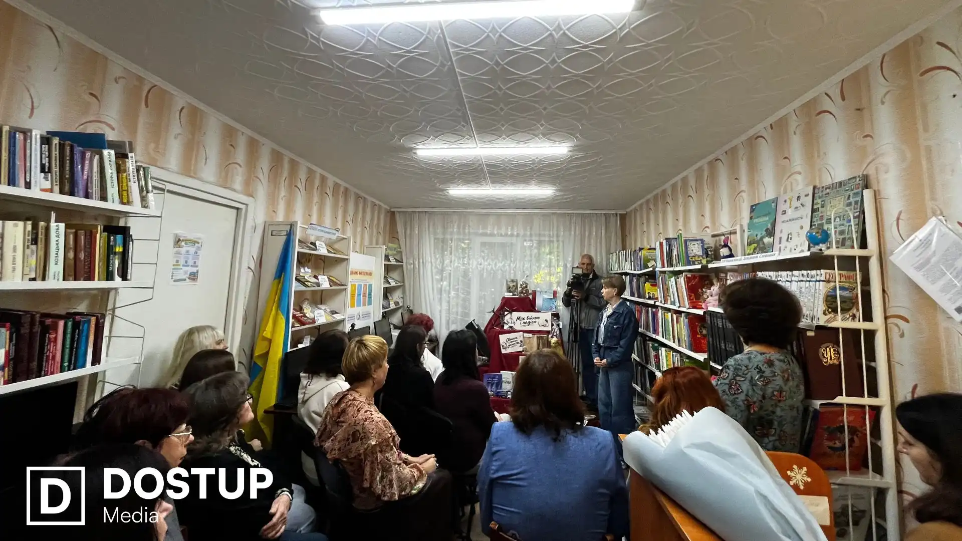 Обпалені книжки, іграшки і уламки ракети: у Кропивницькому відкрили виставку “Між війною і надією”