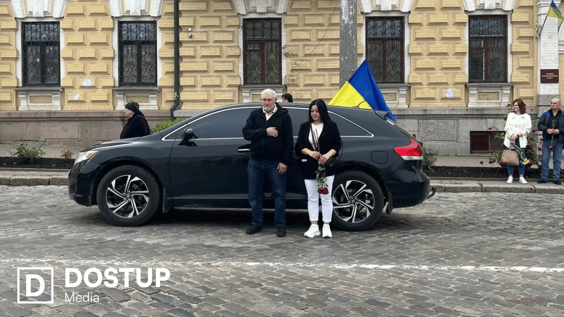 Родини загиблих воїнів із Кропивницького під час хвилини мовчання