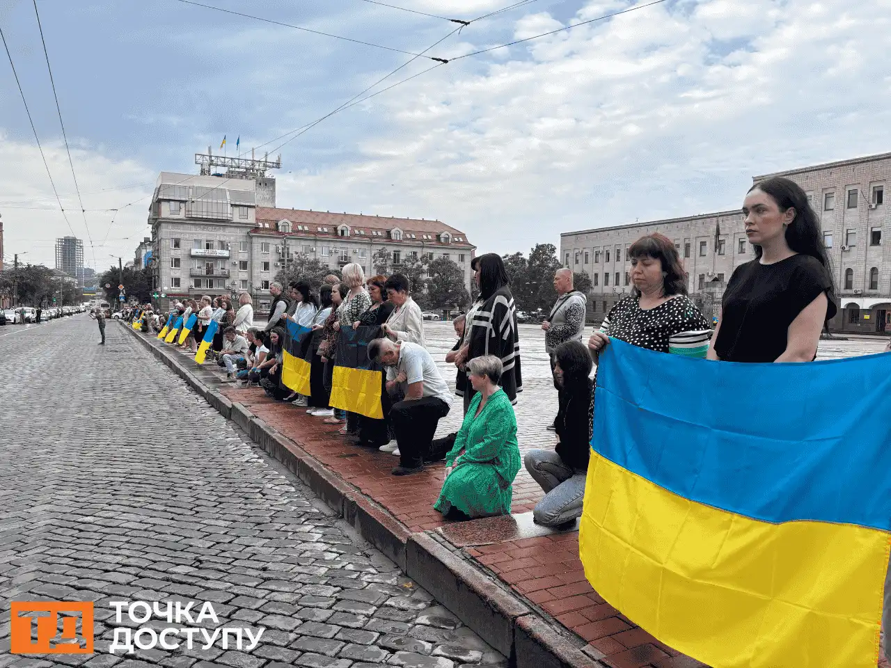 Кропивничани під час хвилини мовчання на площі Героїв Майдану
