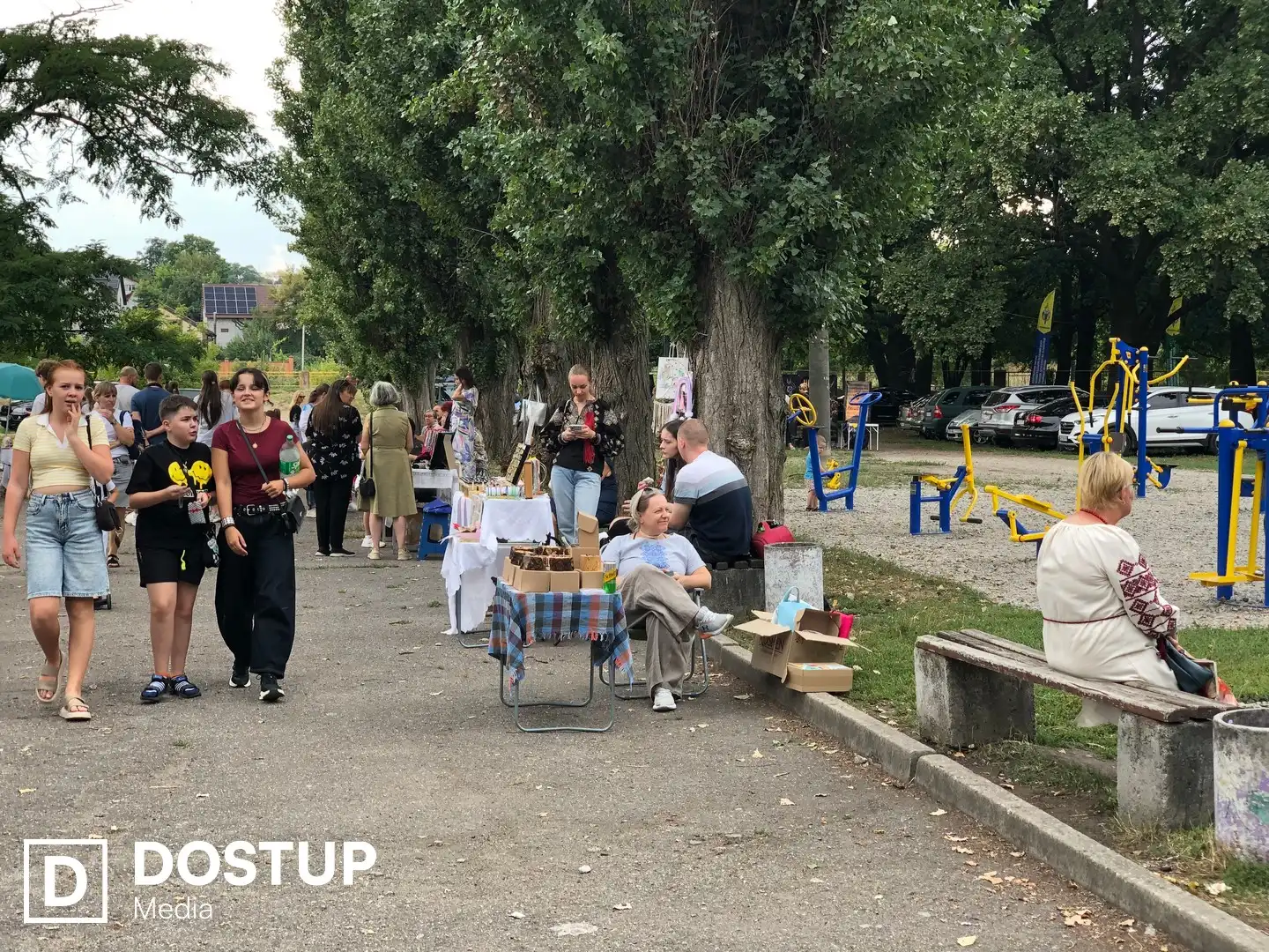 Вироби місцевих майстрів на ярмарку фестивалю честі та пам'яті