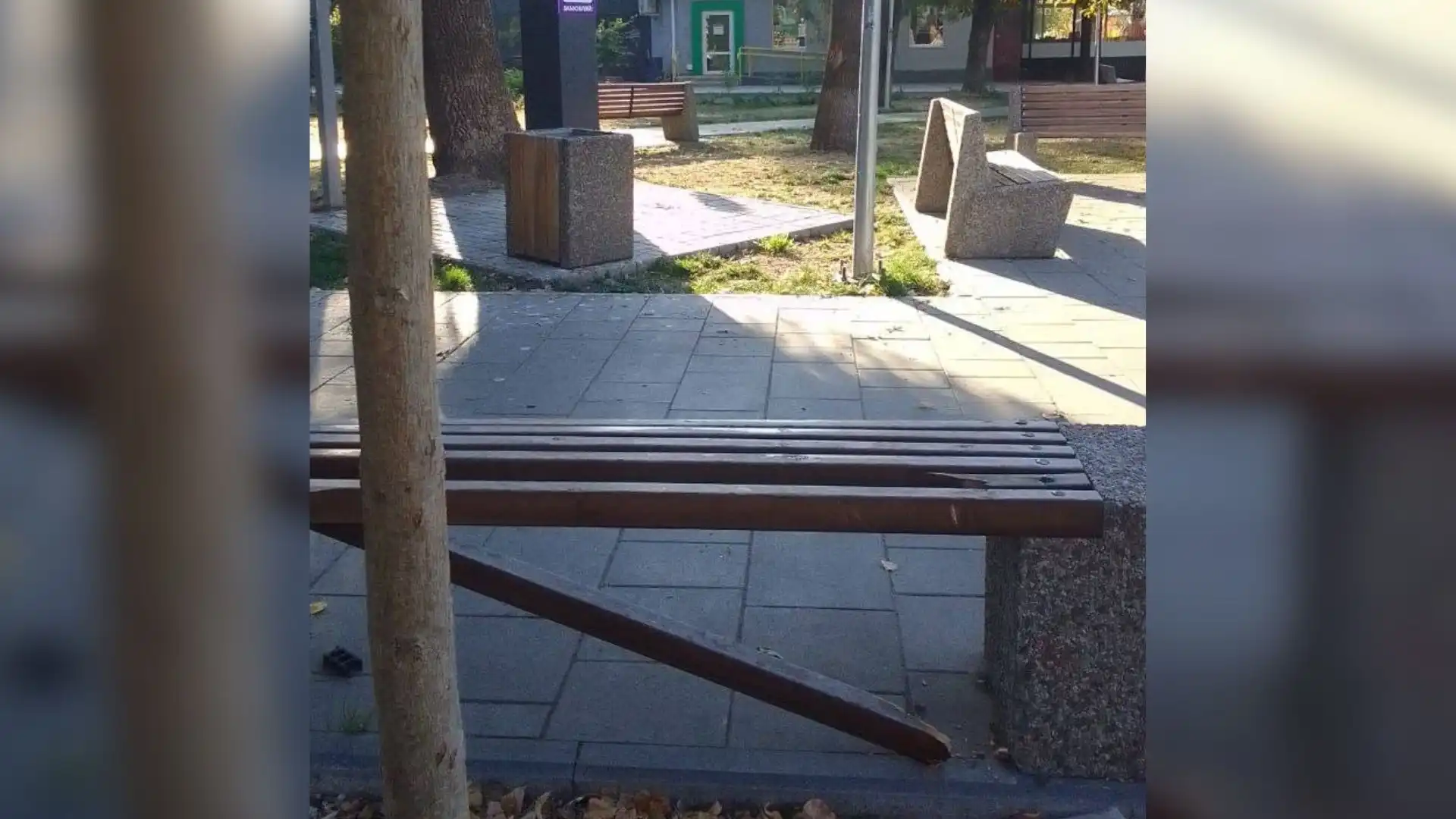 Кропивницький: більше половини лавок у Центральному сквері зламали