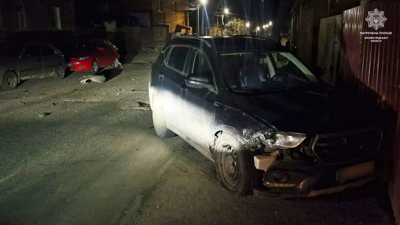 У Кропивницькому водій напідпитку протаранив авто і паркан