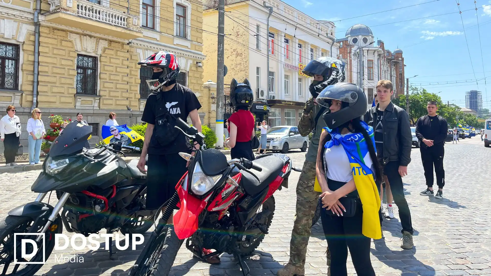 "Вшанувати загиблих і нагадати про їхній внесок": у Кропивницькому відбувся автопробіг до Дня Героїв