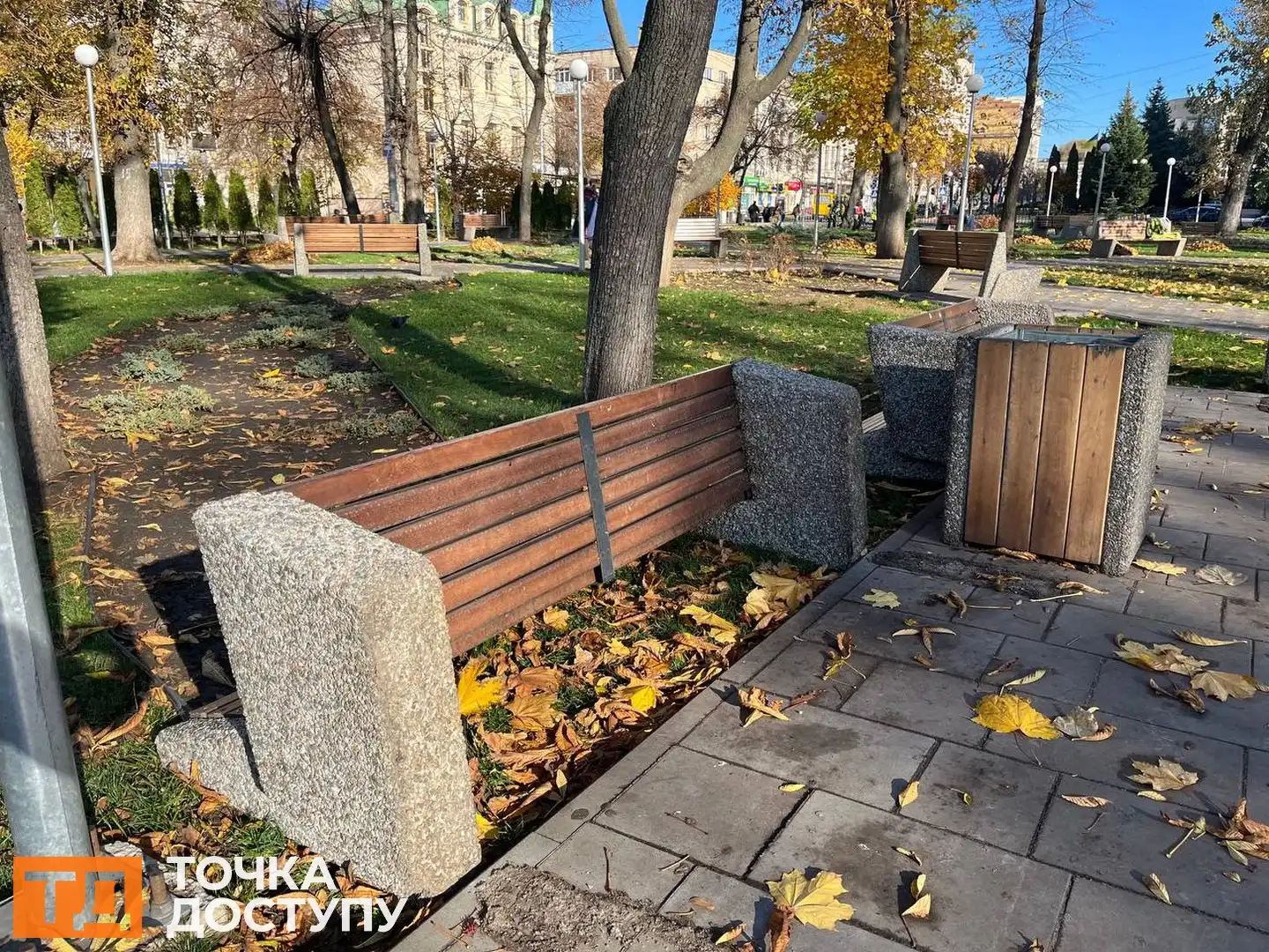 Перевернули 13 лавок у Центральному сквері в Кропивницькому: правоохоронці шукають причетних