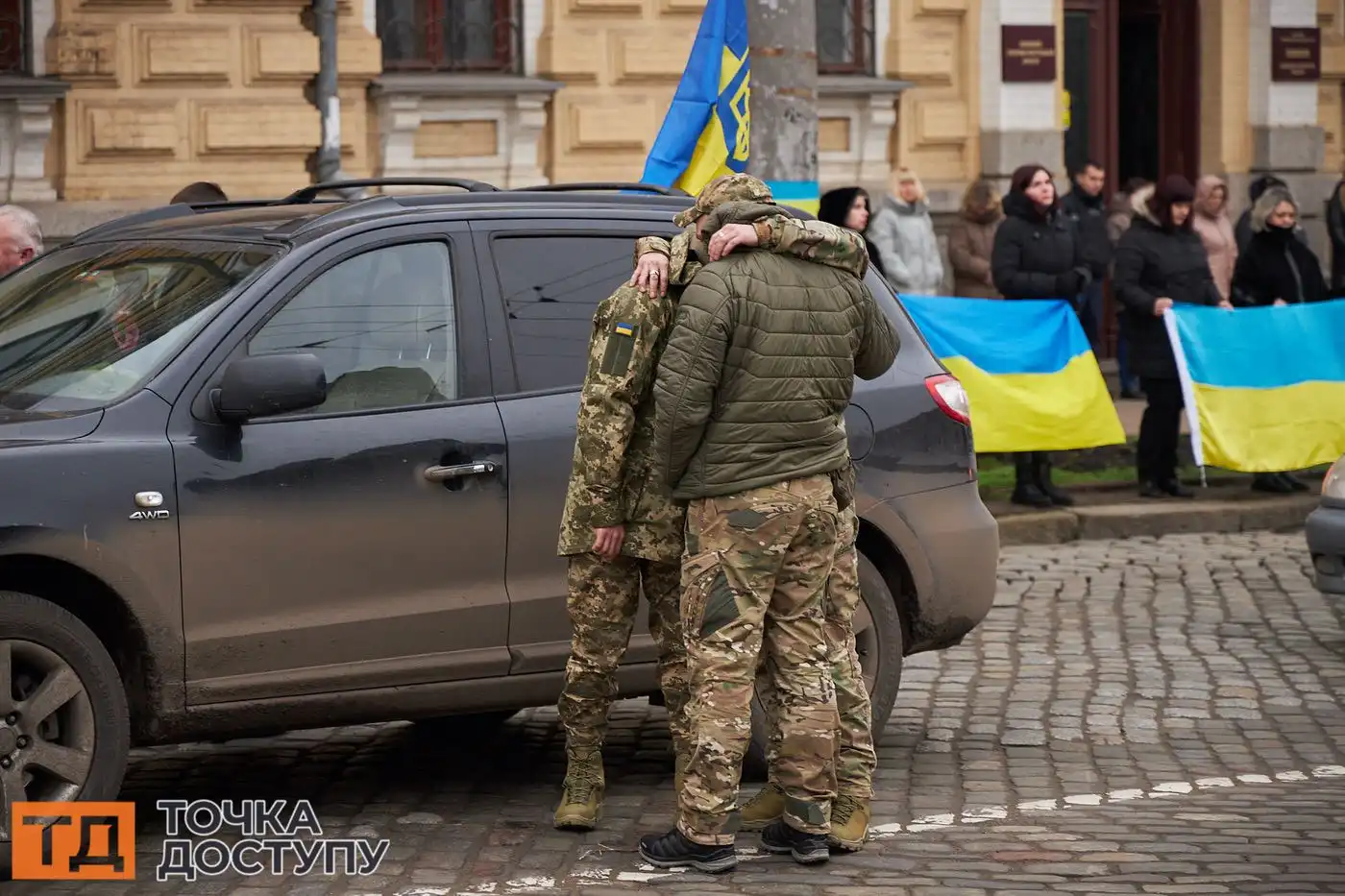Місто сумує разом із родинами, розділяючи біль втрати.