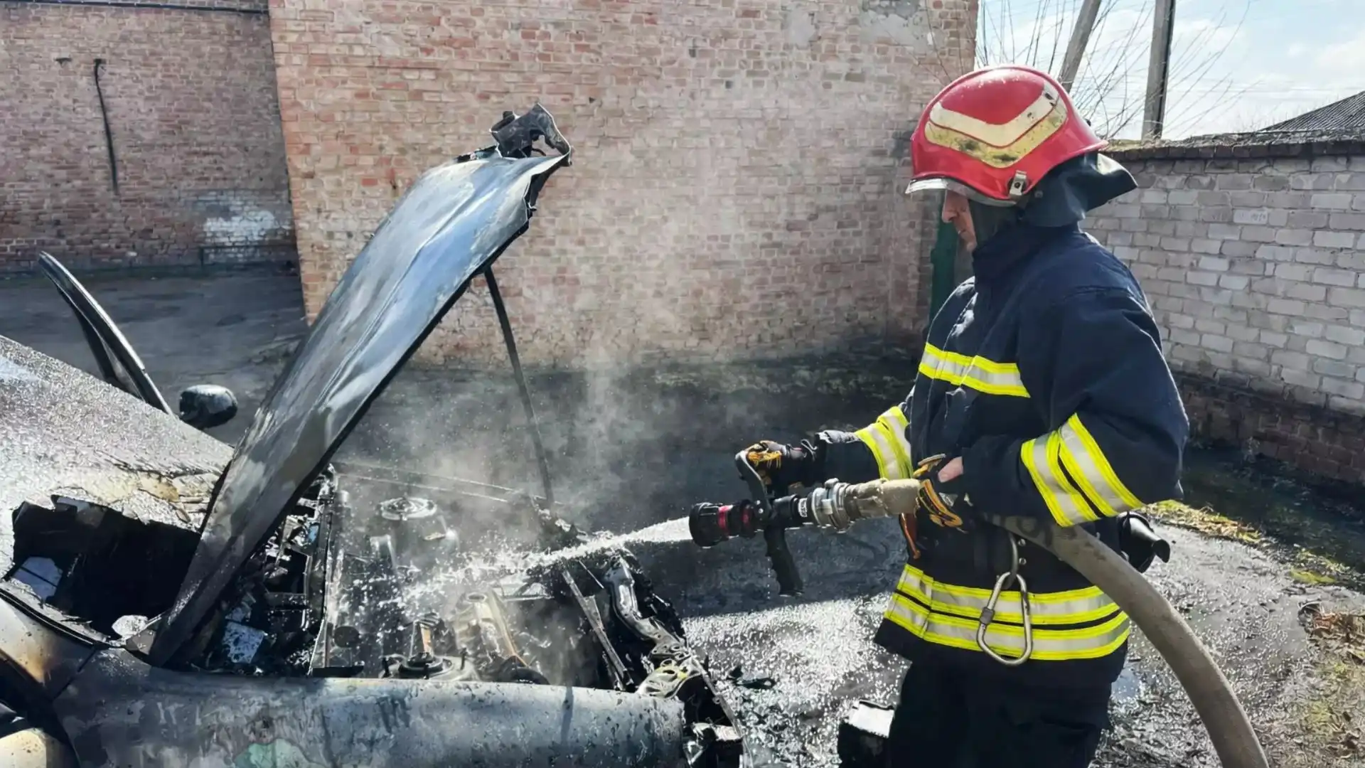 Легковик ЗАЗ горів неподалік пологового будинку у Кропивницькому