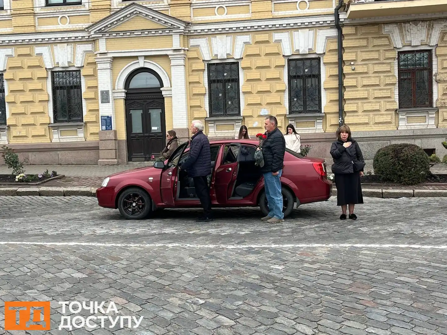 Із захисником Дмитром Шиловим попрощалися у Кропивницькому: містом проїхав траурний кортеж