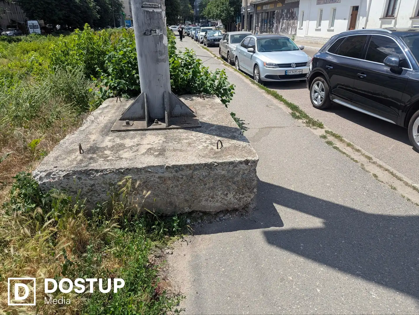 Бетонні основи білбордів на тротуарах у Кропивницькому