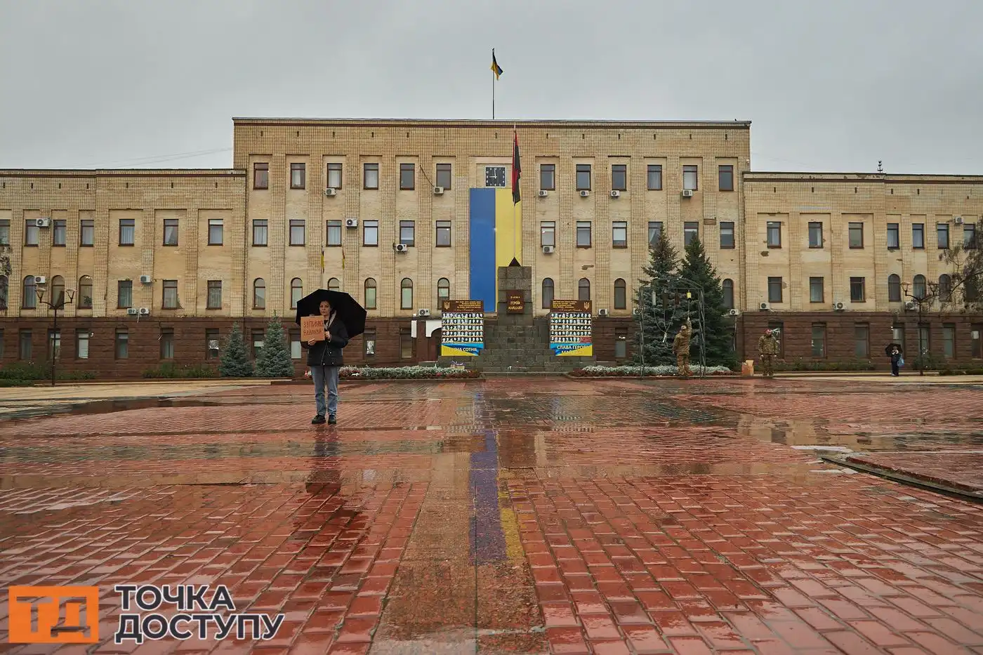 Прощання з чотирма захисниками у Кропивницькому стало проявом поваги та підтримки родинам.
