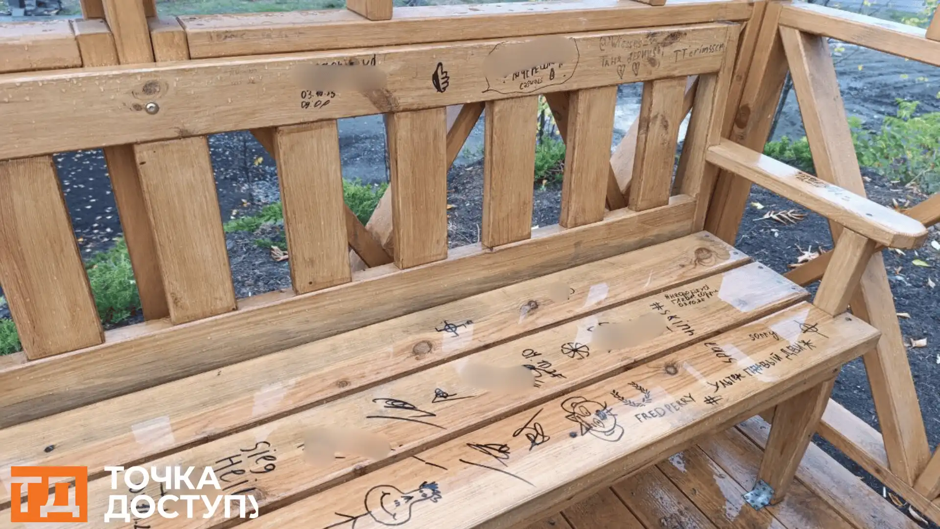 Лавки розмалювали у сквері на Соборній