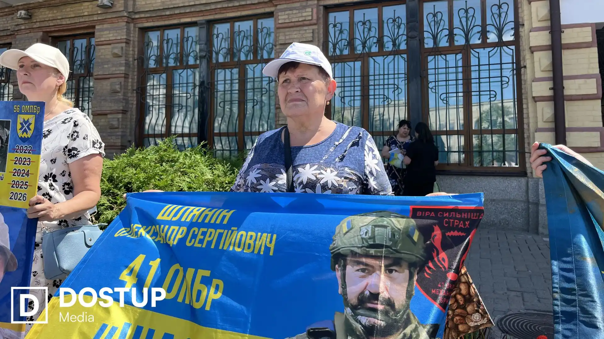 “Чекаємо і віримо в повернення”: у Кропивницькому рідні полонених і зниклих безвісти військових вийшли на акцію