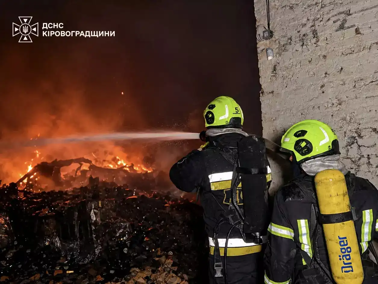 Пожежники працюють на місці обстрілу в Кропивницькому районі