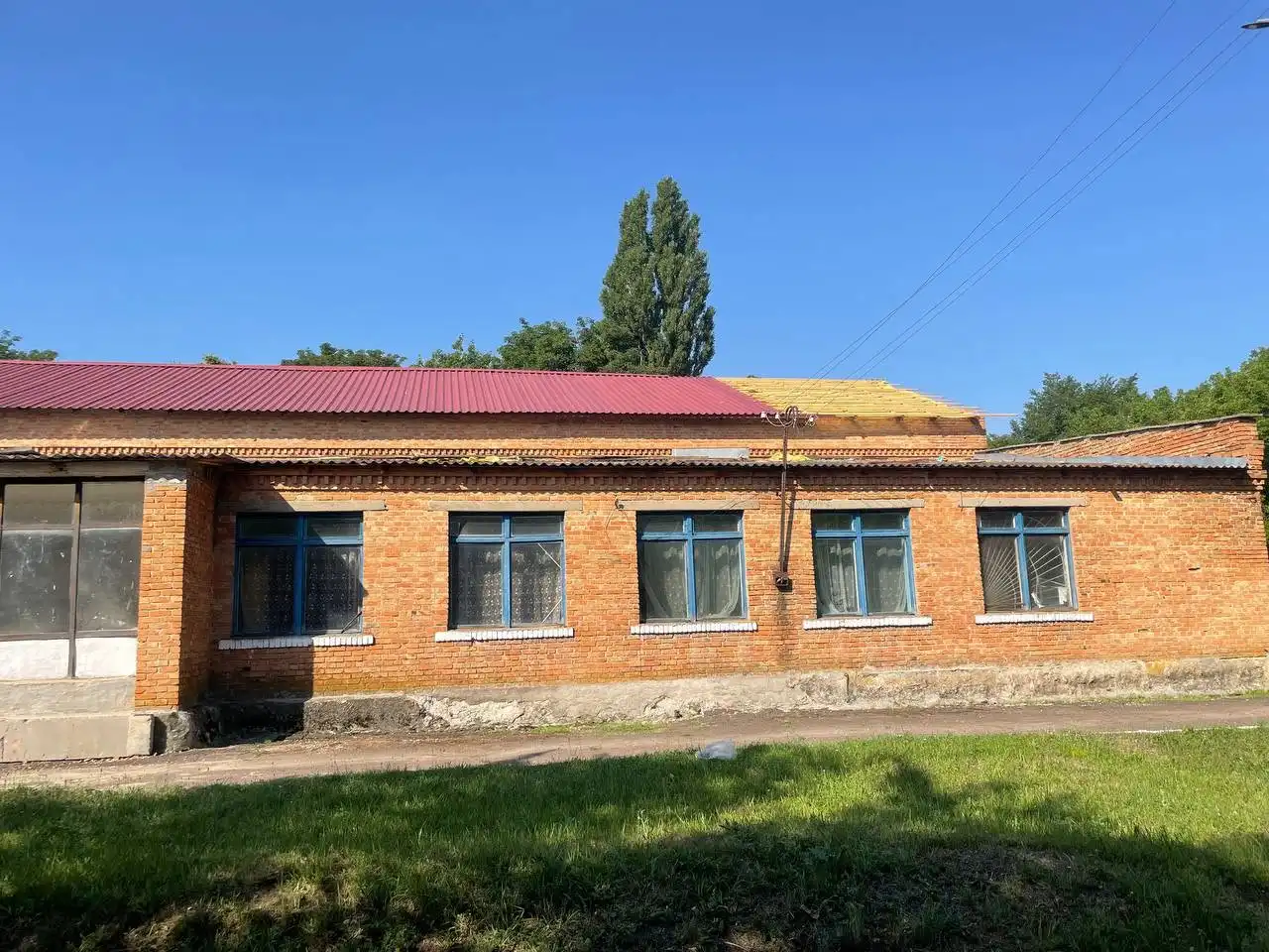 Ремонтують будинок культури, який пошкодив буревій у громаді на КіровоградщиніРемонтують будинок культури, який пошкодив буревій у громаді на Кіровоградщині