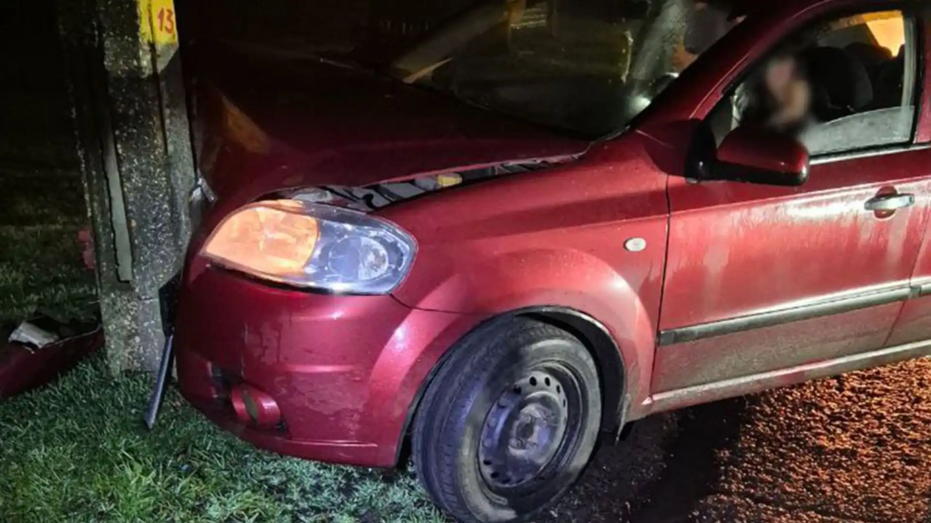 Водійка Chevrolet напідпитку вʼїхала в стовб у Кропивницькому