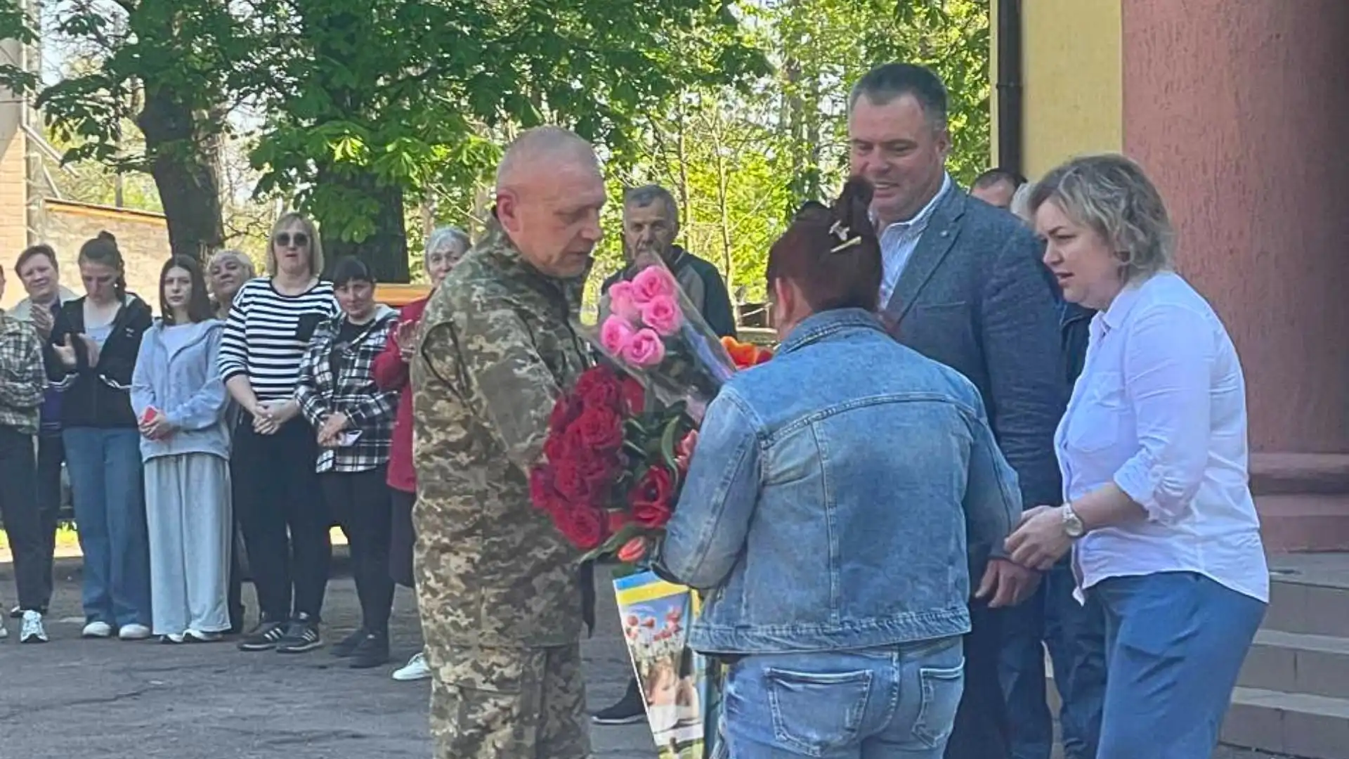 Звільненого з полону захисника Павла Лопатинського зустріли на Кіровоградщині