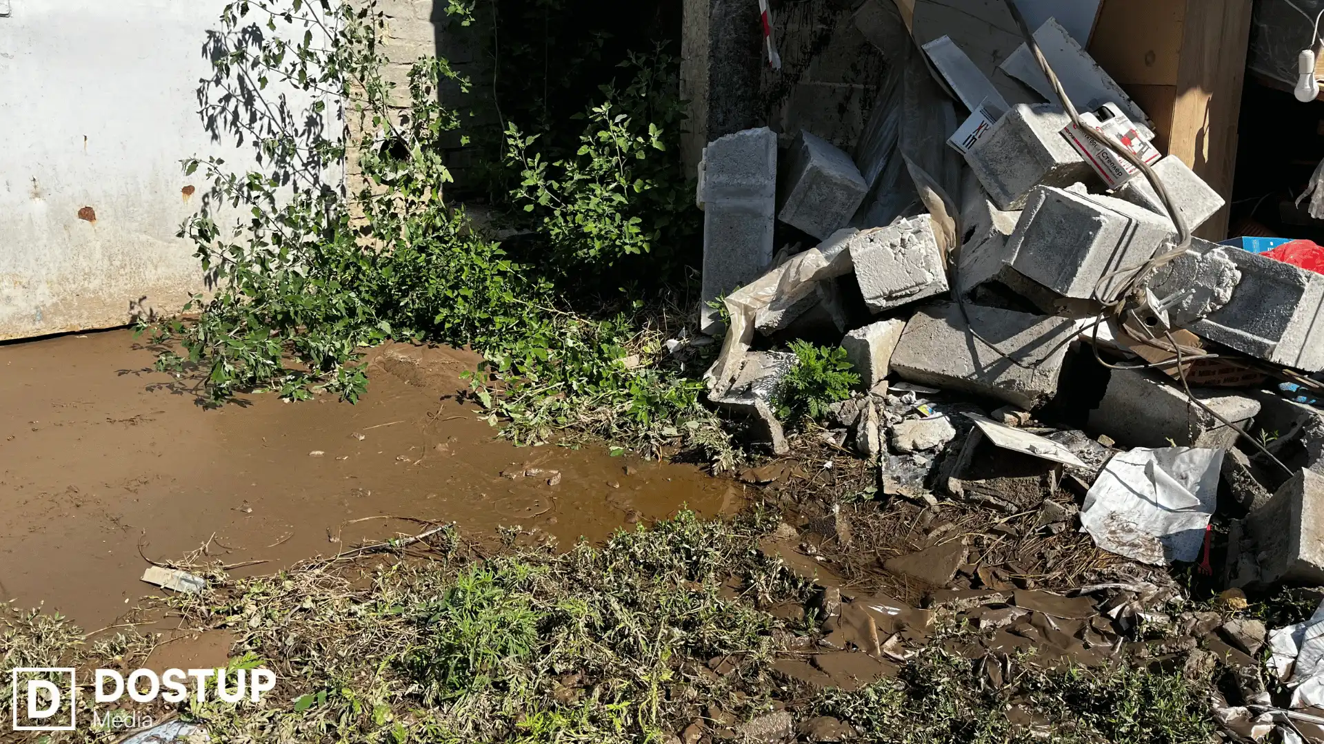 Наслідки зсуву ґрунту на Кущівці в гаражному кооперативі "Біанка". Тут виготовляли меблі Андрій і Ольга Павлики.