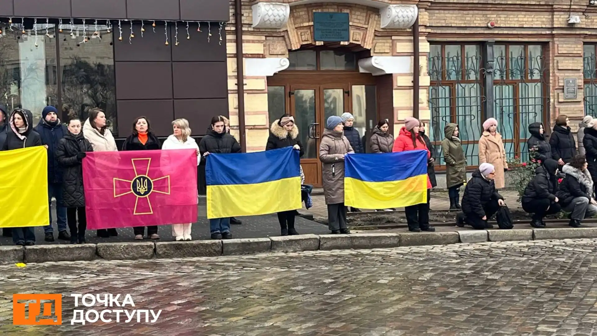 У Кропивницькому попрощалися з чотирма воїнами: в центрі зупинився траурний кортеж