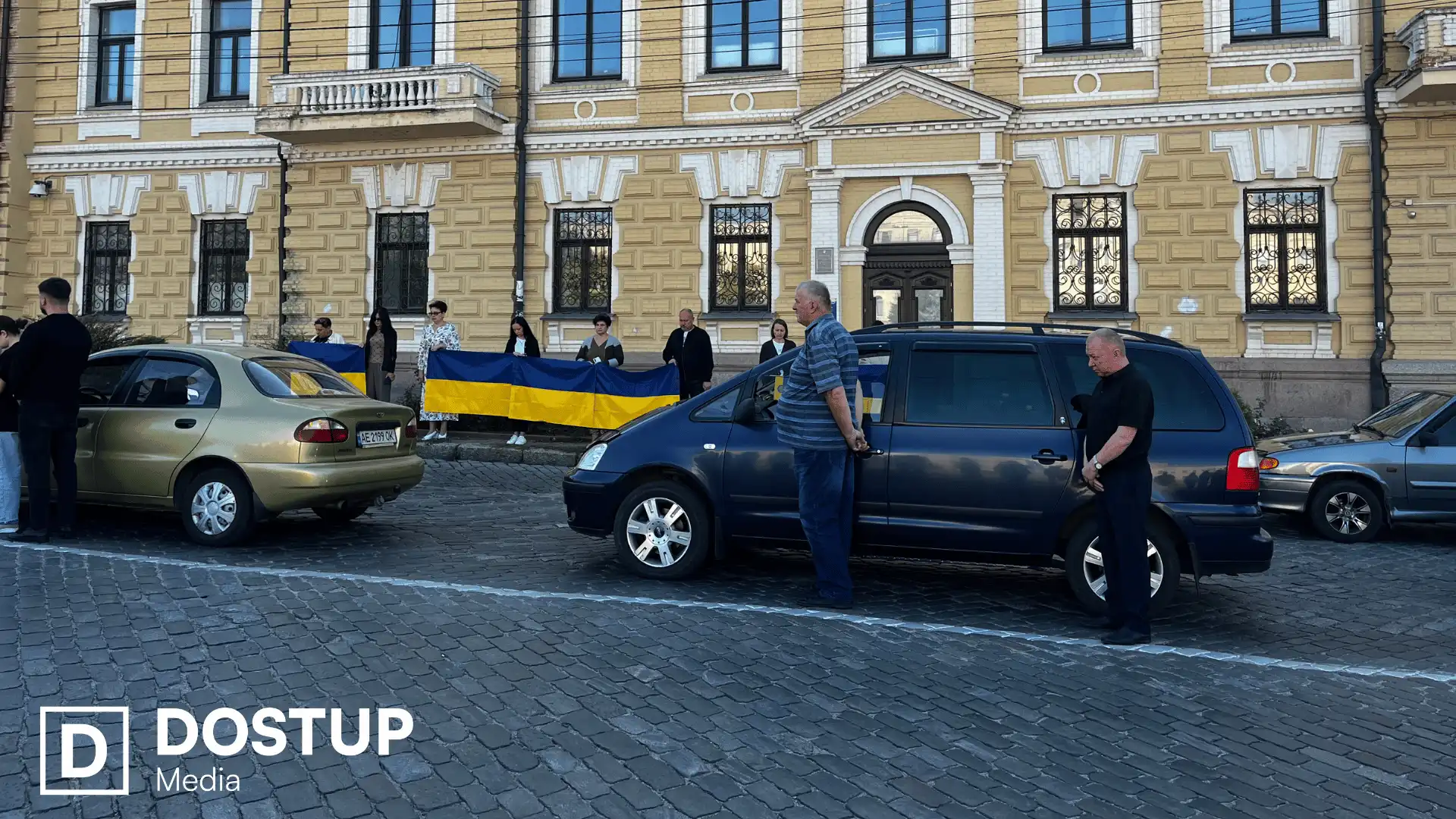 Попрощалися з трьома захисниками у Кропивницькому: містом проїхав траурний кортеж