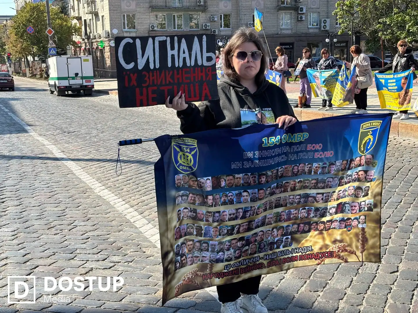 Сигналити закликають водіїв під час акції на підтримку полонених у Кропивницькому