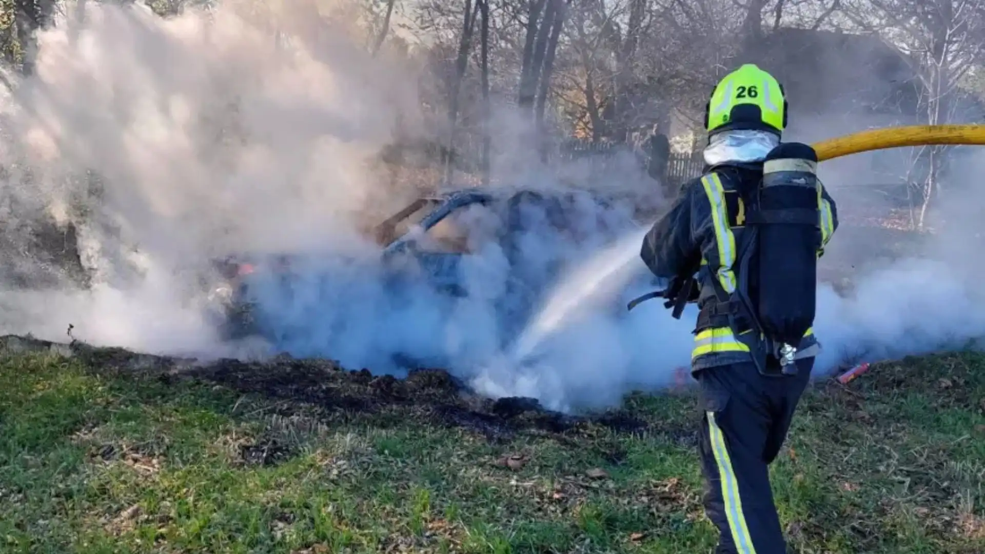 Загорівся ВАЗ в селі на Кіровоградщині: рятувальники розповіли подробиці