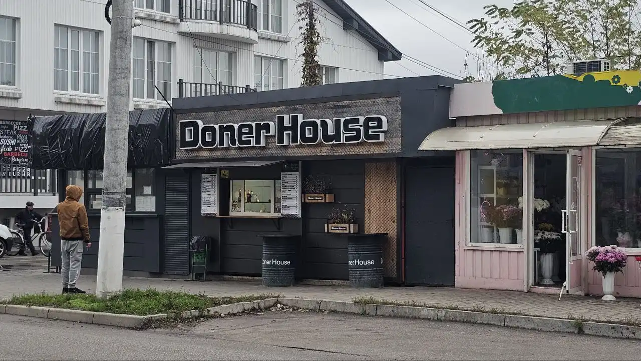 землю під кіоском орендує дружина депутата Овчіннікова