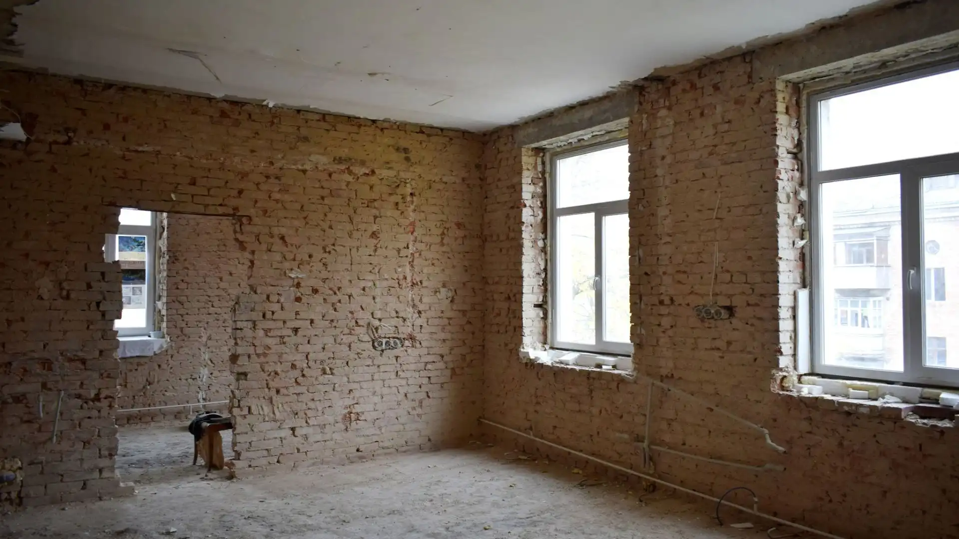 Дах планують облаштувати до зими: як у Кропивницькому проходить капітальний ремонт стоматклініки