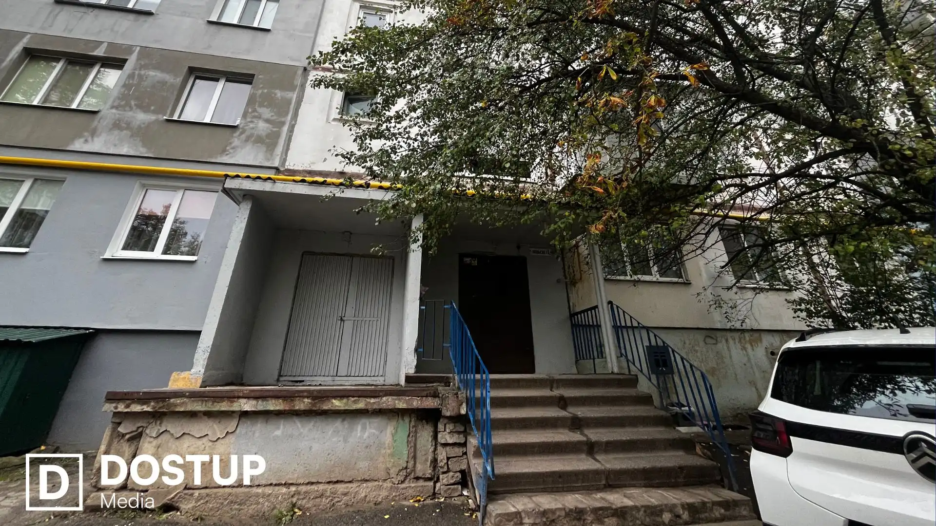 "Вітер свистить у квартирі": у Кропивницькому 78-річна жінка півтора місяця чекає на заміну вікна після обстрілу