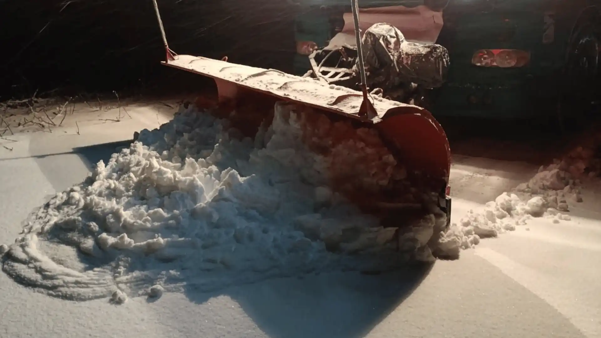 прибирають сніг на дорогах Кіровоградщини