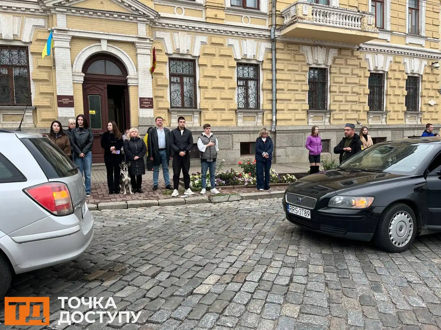 Із захисником Дмитром Шиловим попрощалися у Кропивницькому: містом проїхав траурний кортеж
