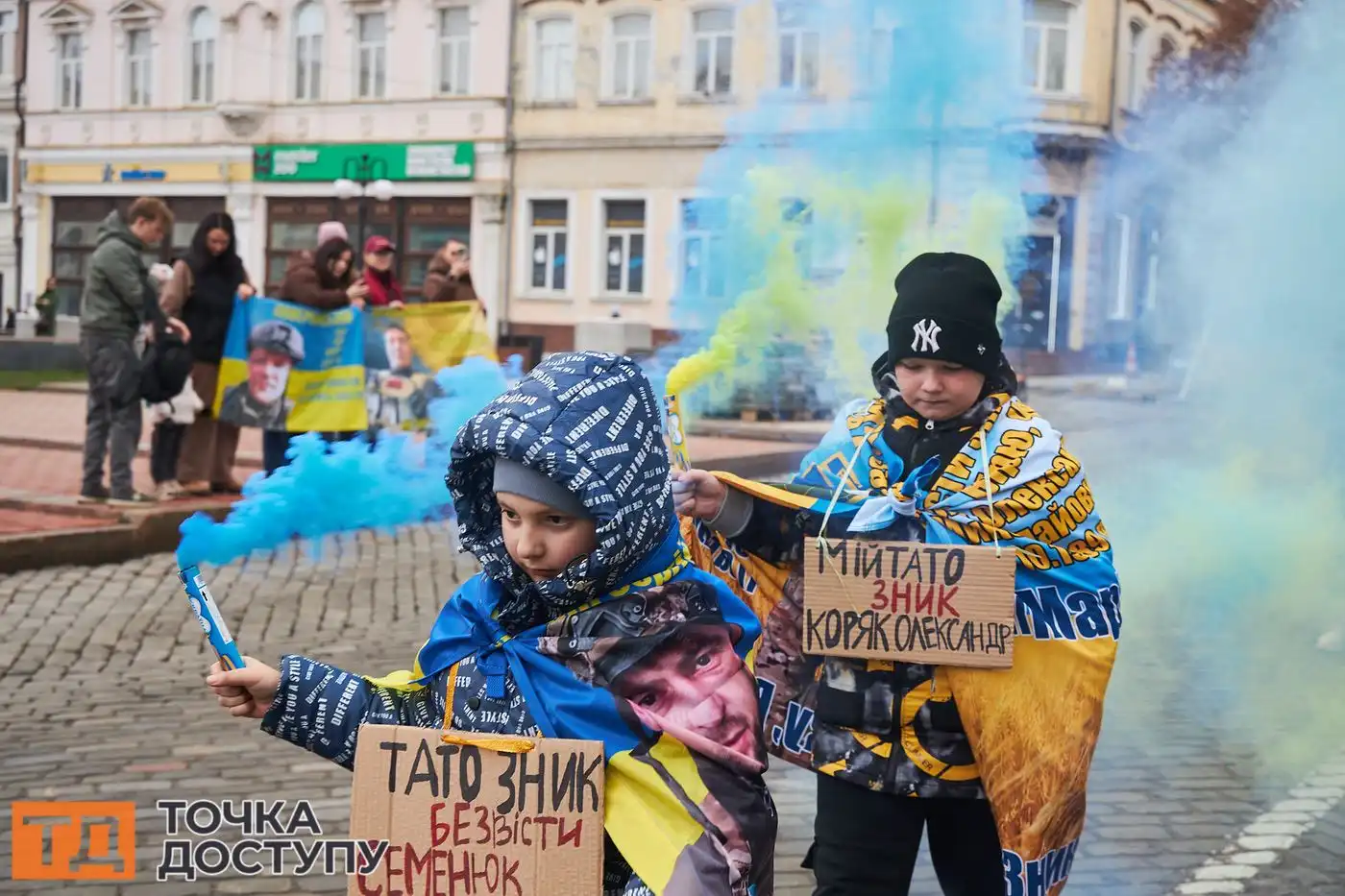 Родини зниклих безвісти воїнів у Кропивницькому тримали портрети близьких, підкреслюючи важливість пошуку кожного захисника.
