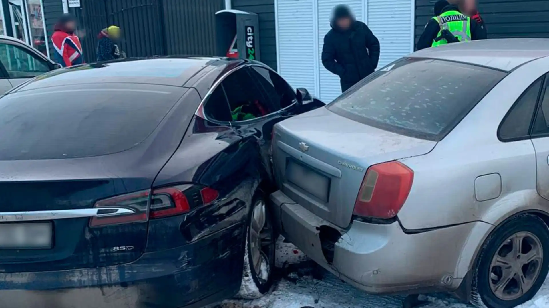 Водійка Chevrolet в’їхала в припарковану Tesla і магазин у Кропивницькому