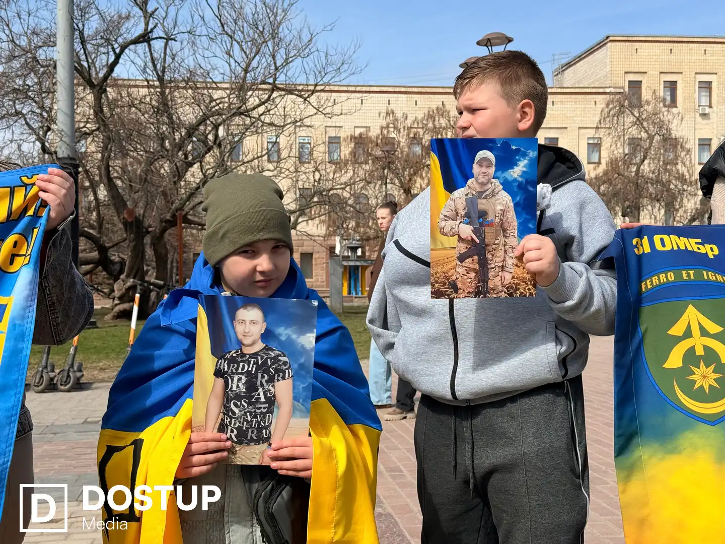 Сини тримають портрети своїх тат-військових