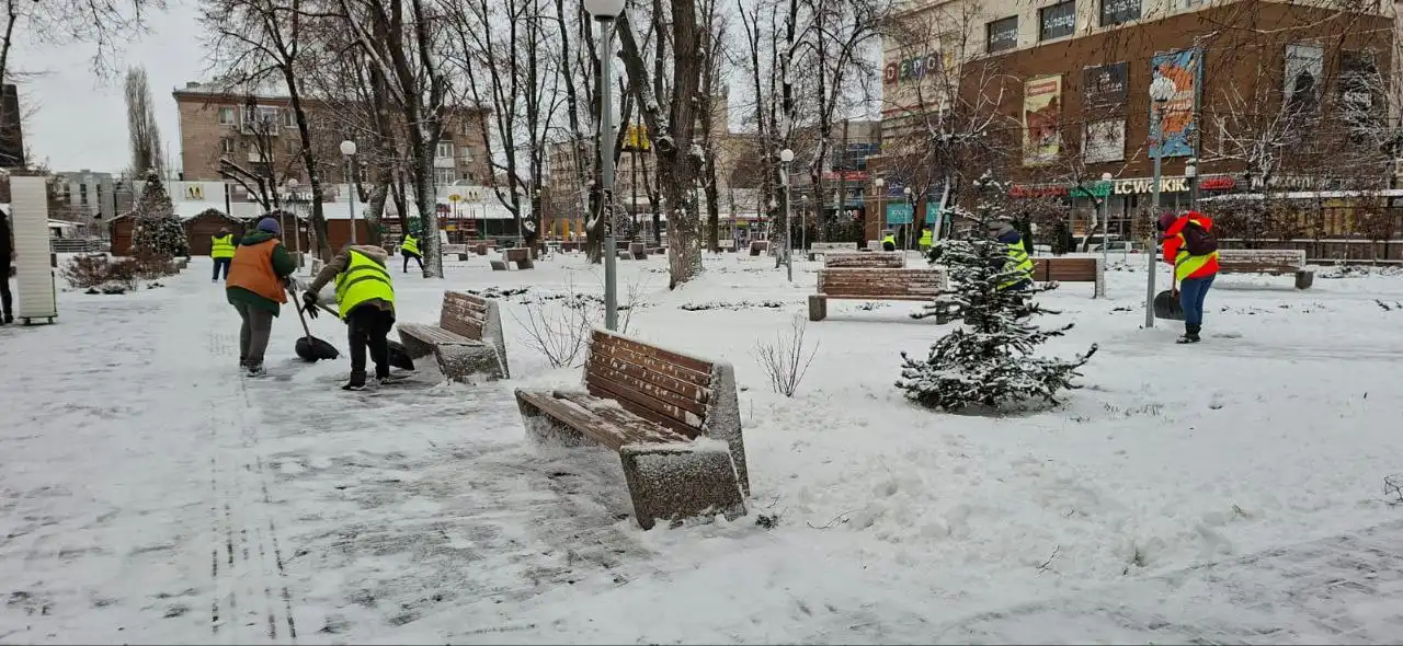 у Кропивницькому в центральному сквері прибирають сніг