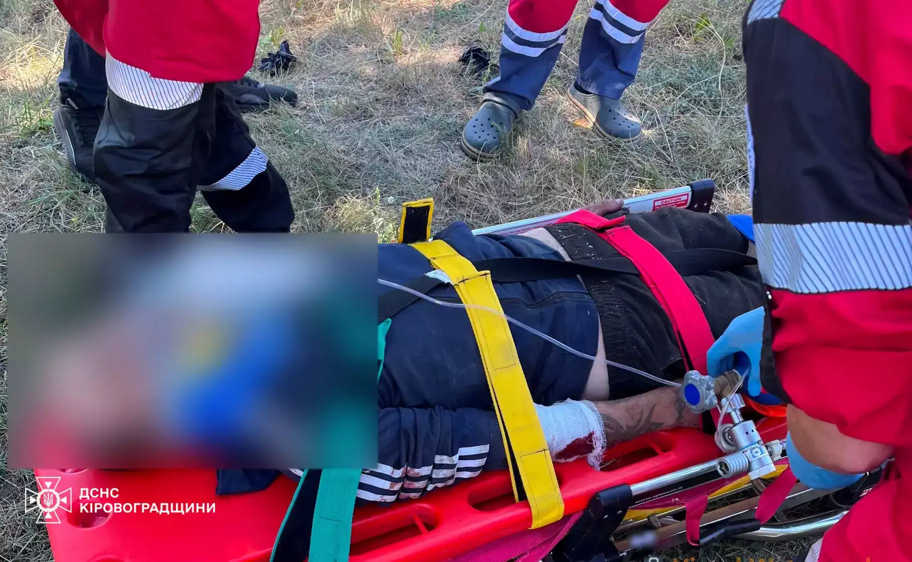 Працівники ДСНС витягли чоловіка з авто після ДТП