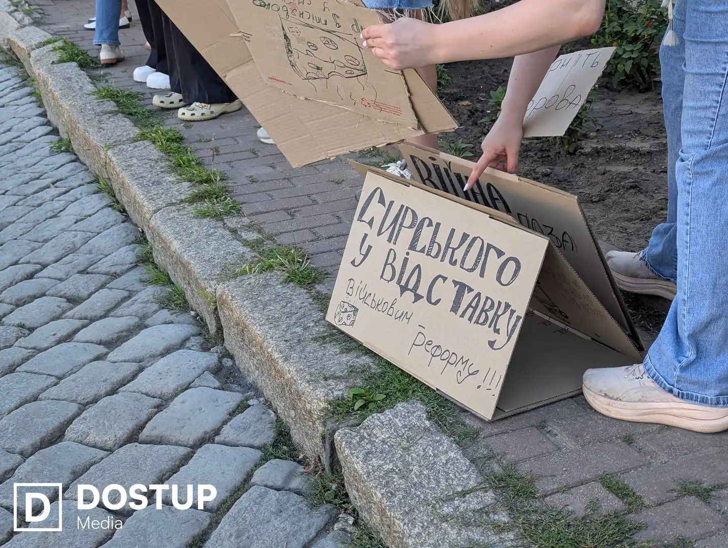 Кропивничани протестують проти звільнення міністра оборони та за звільнення Головнокомандувача Сирського