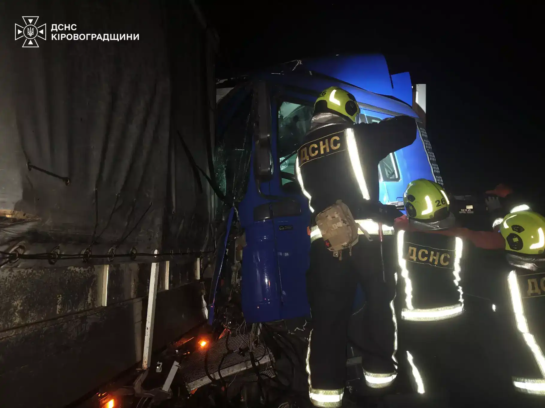 Дві вантажівки зіткнулися на Кіровоградщині: водія деблокували з понівеченого автомобіля