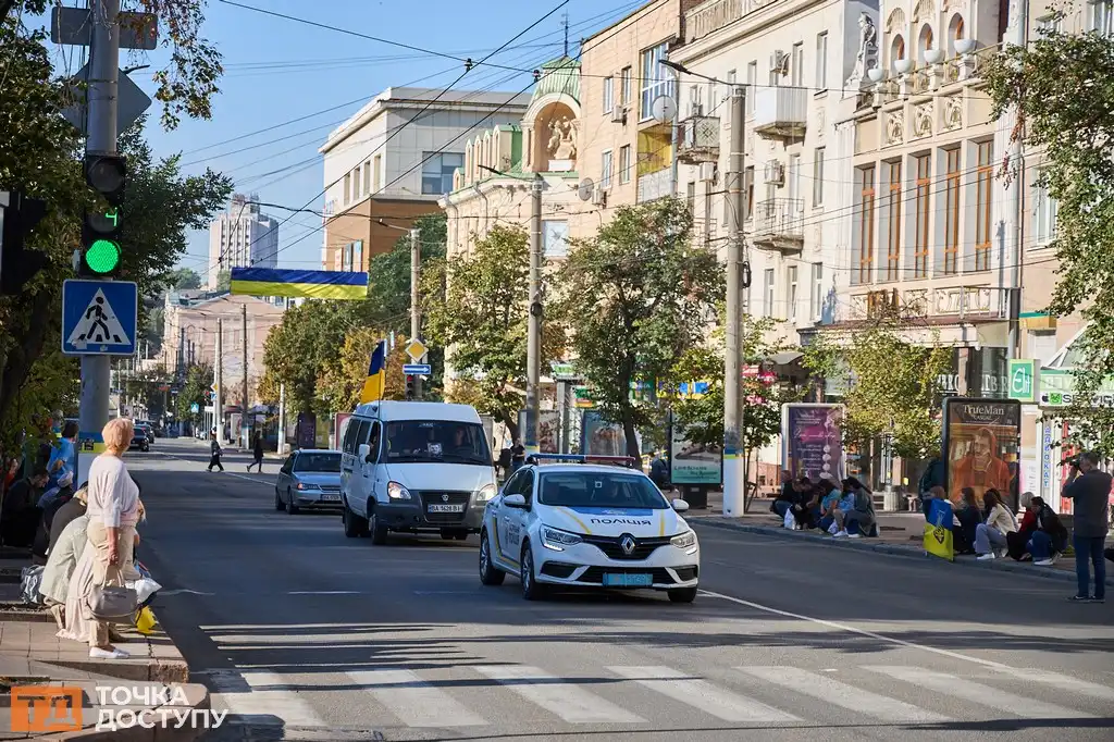 Жителі Кропивницького зібралися на площі, де попрощалися з захисником