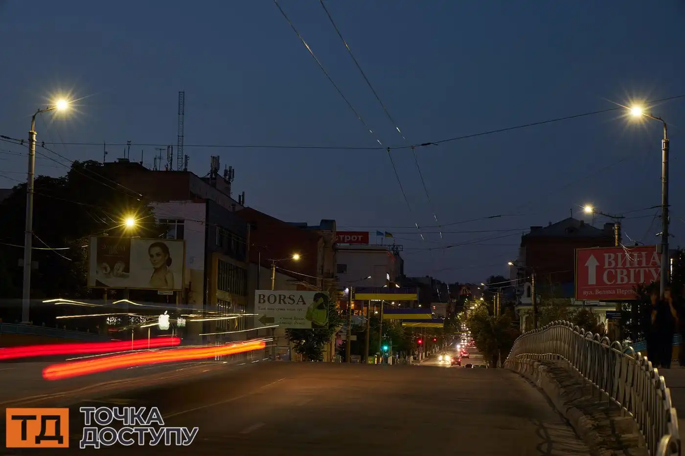 Вулиці Кропивницького ввечері наповнюються м’яким світлом.