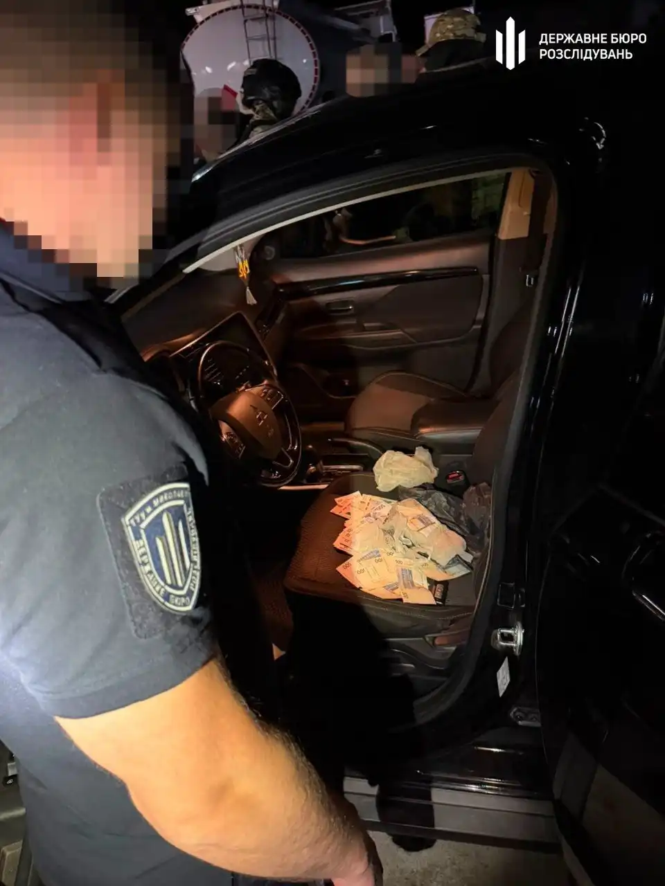 Посвідчення правоохоронця, зброя та паспорти РФ: у Кропивницькому братів підозрюють у торгівлі зброєю