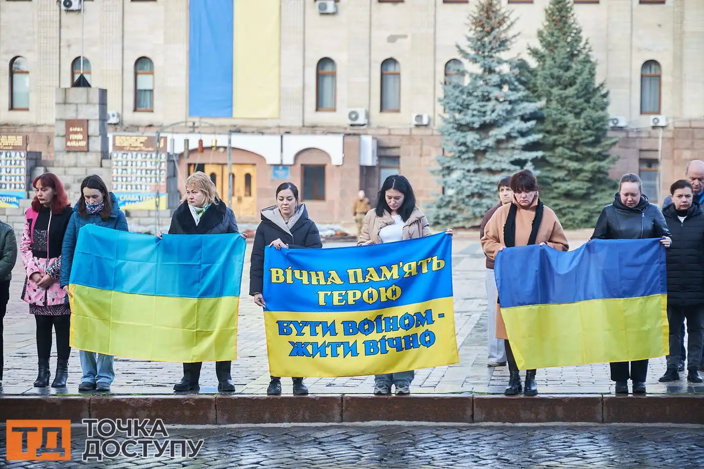 Церемонія прощання у Кропивницькому зібрала сотні людей, які прийшли вшанувати воїнів.