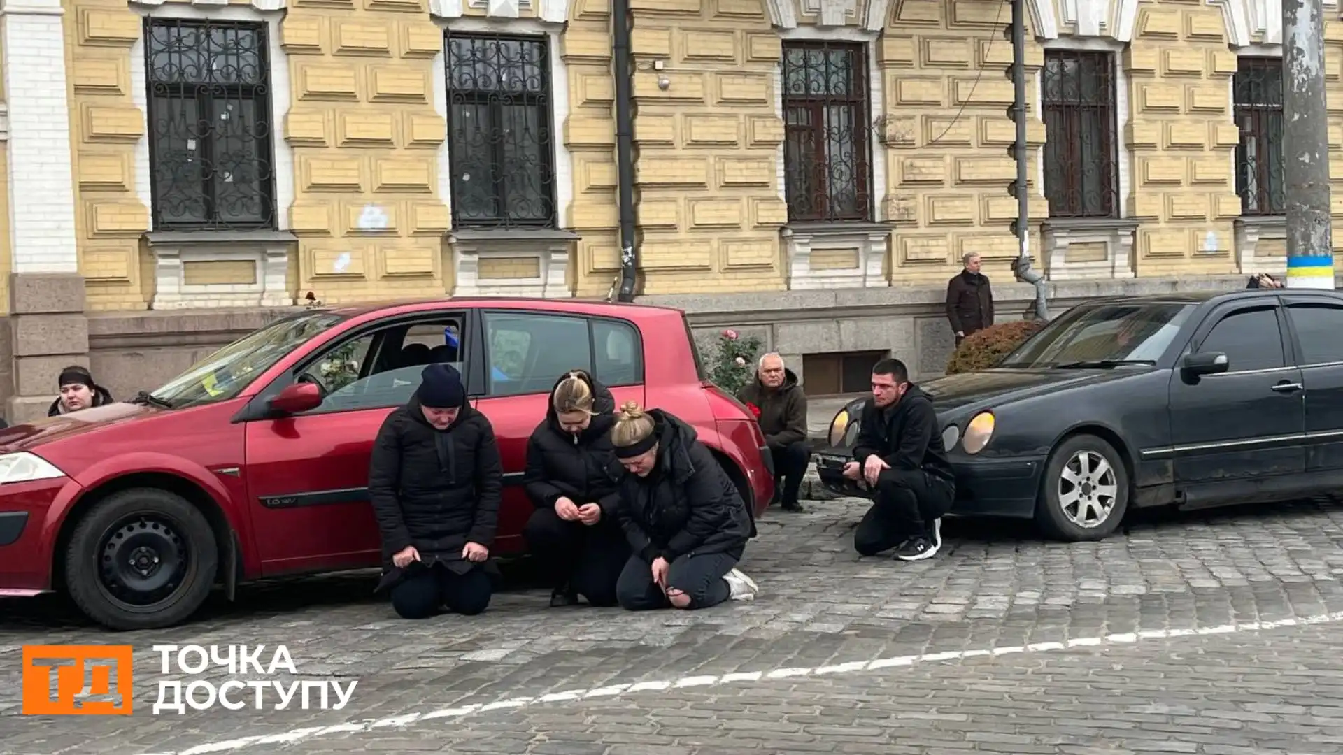 Попрощалися з трьома захисниками у Кропивницькому: в центрі міста зупинився траурний кортеж
