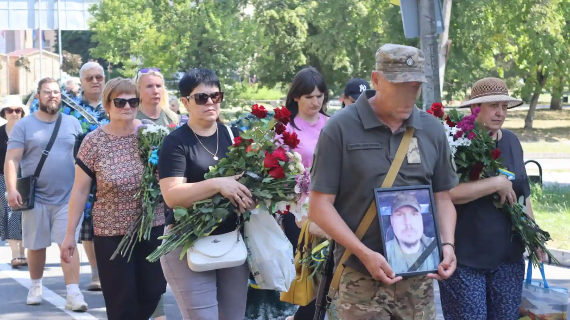 Майже два роки вважався безвісти зниклим: у Світловодську попрощалися із воїном Андрієм Карабо 