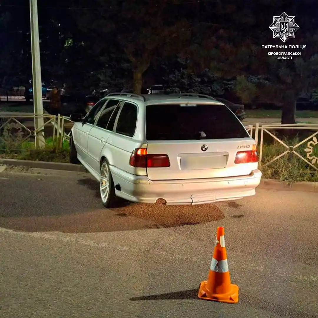 Водійка BMW знесла дорожній знак і паркан у Кропивницькому
