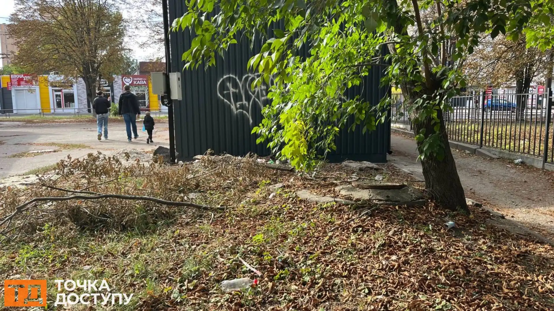 На Героїв-рятувальників у Кропивницькому встановили новий МАФ і попиляли дерева поруч: що каже міськрада