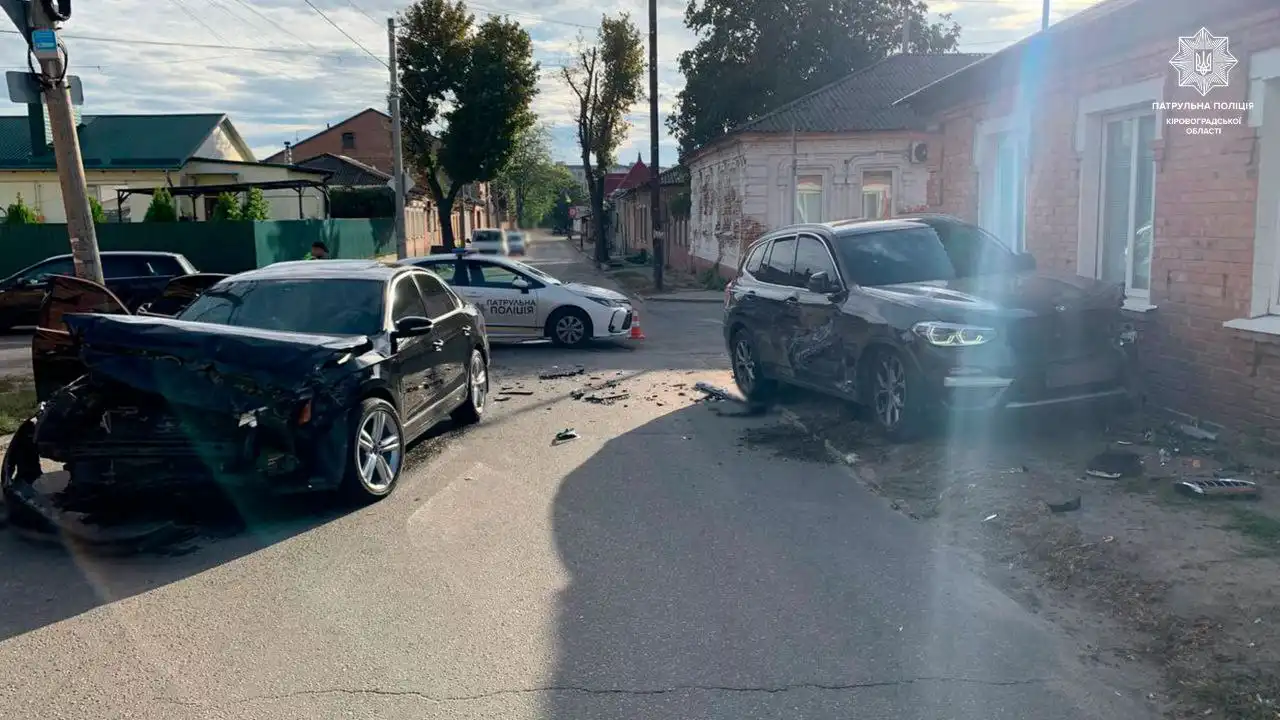 На перехресті у Кропивницькому зіткнулися Volkswagen та BMW: одне авто врізалося в будинок