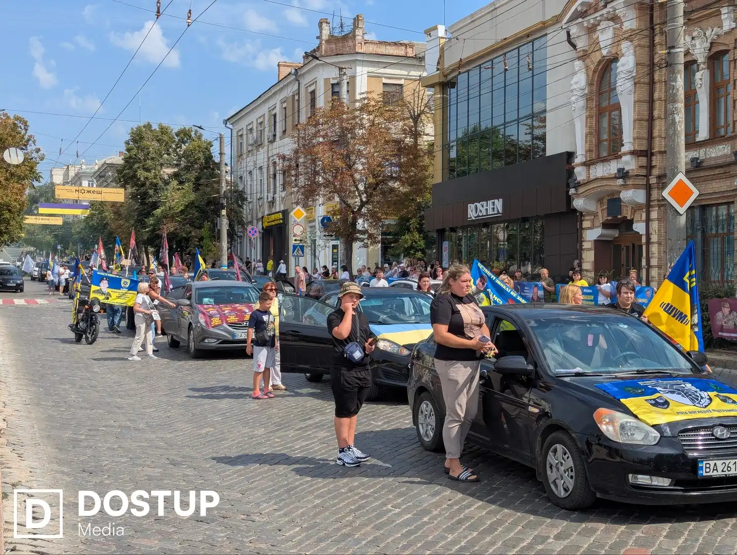 Колона автівок з прапорами бригад та жовто-блакитними димовими шашками під час автопробігу на підтримку полонених у Кропивницькому