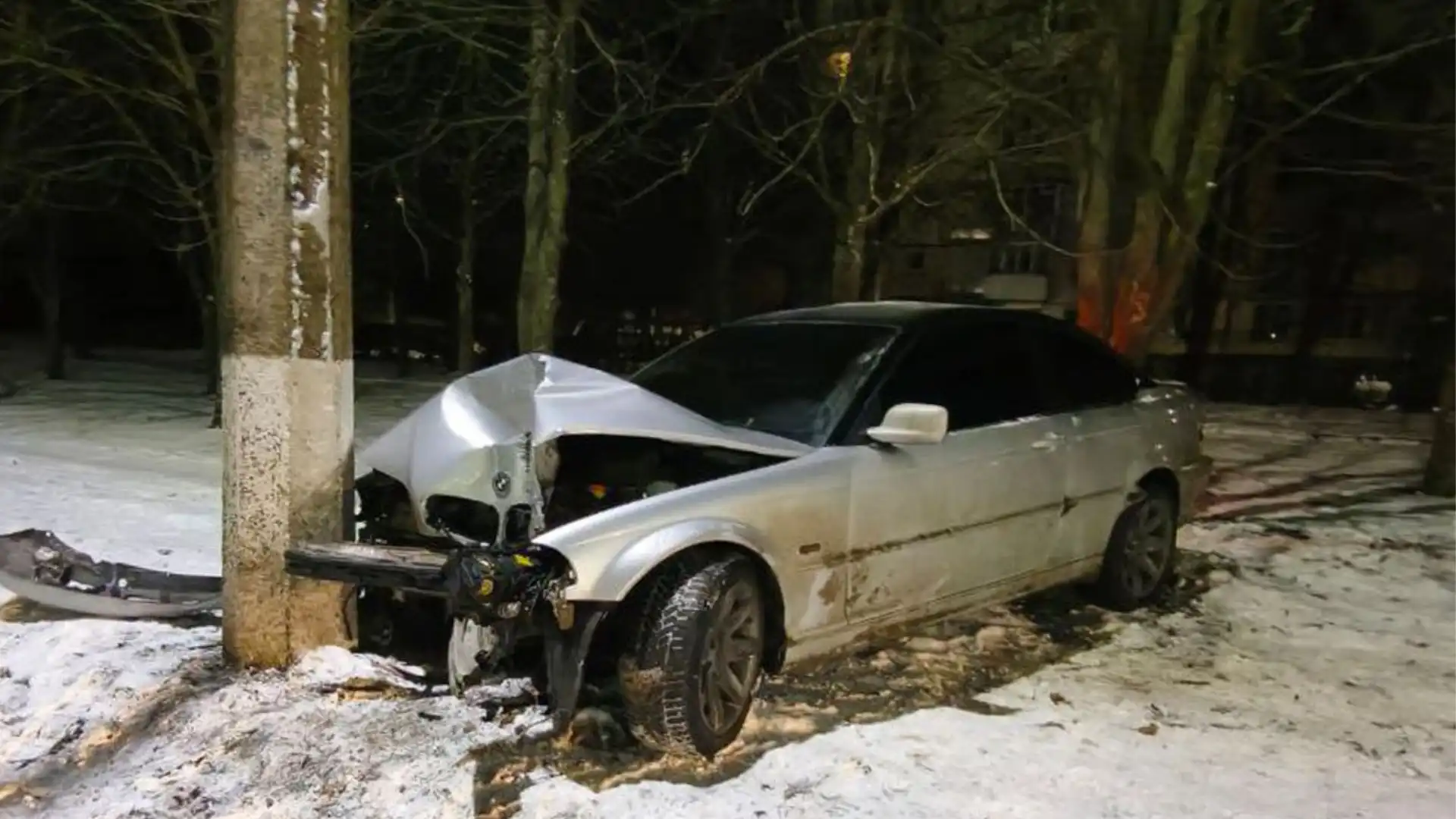 У Кропивницькому шукають водія BMW, який врізався в електроопору і зник з місця ДТП
