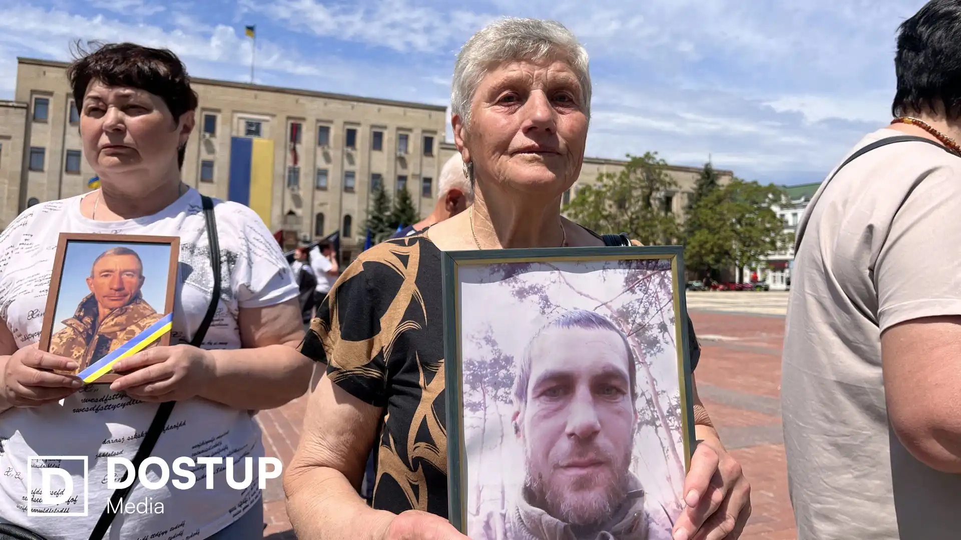 "Вшанувати загиблих і нагадати про їхній внесок": у Кропивницькому відбувся автопробіг до Дня Героїв